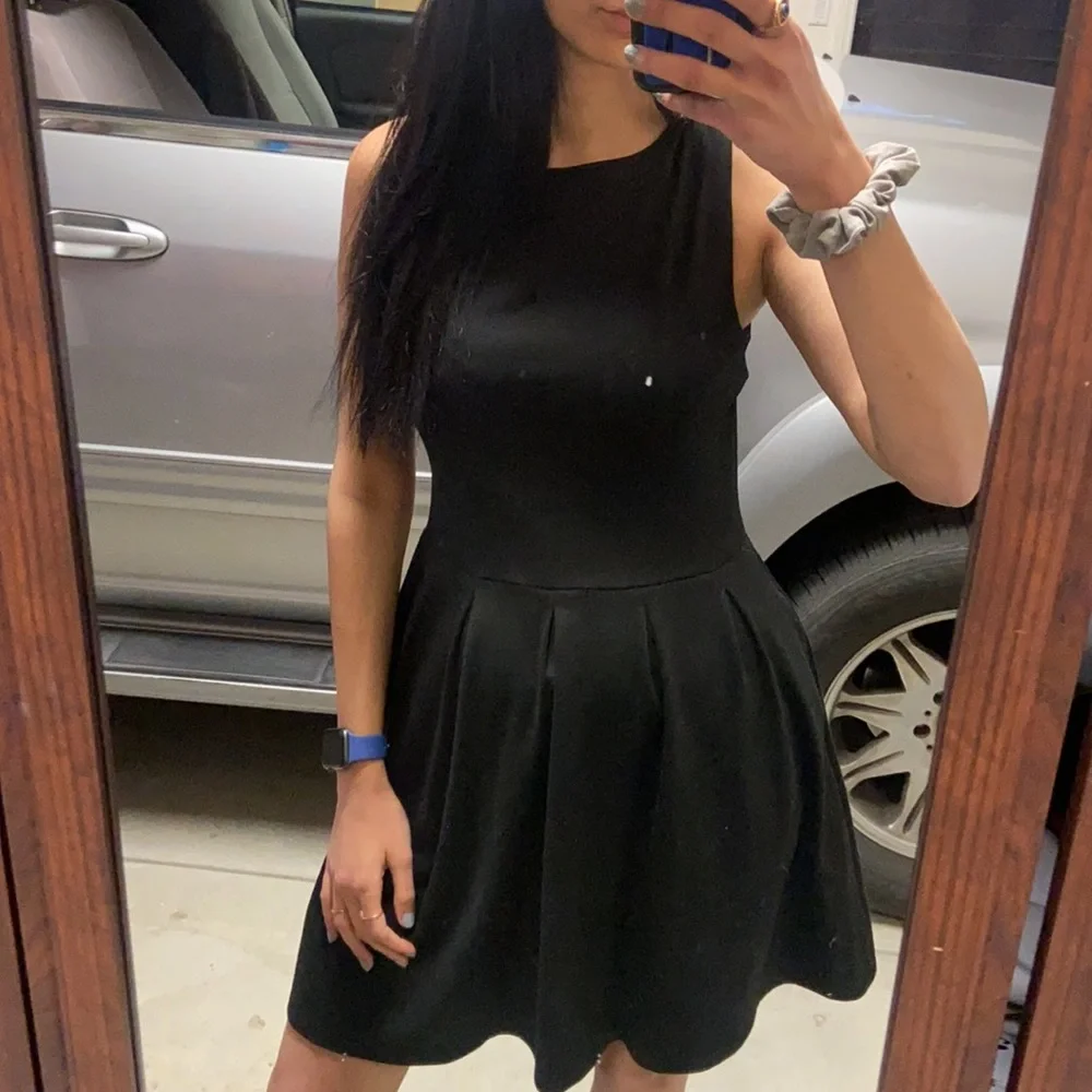 Simple black dress - Picture 3 of 4